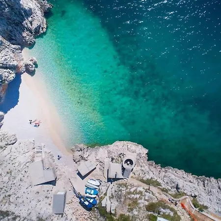 فيلة Pia By Briskva Brseč